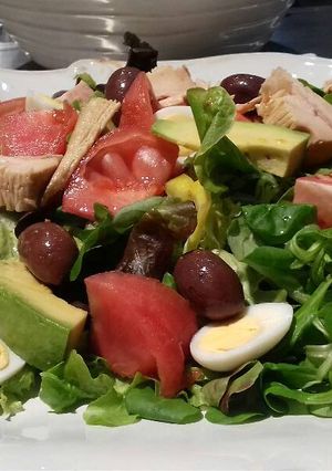 Una foto de Ensalada de atún y huevos de codorniz