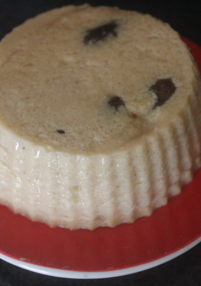 Una foto de Pudin individual con miel y almendras