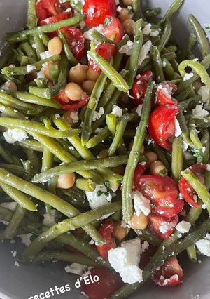 Une photo de Salade de tomates / feta / pois chiche / haricots verts