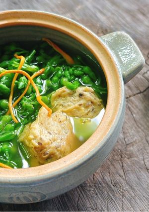 Hình của món Canh bông thiên lý nấm trùng thảo.