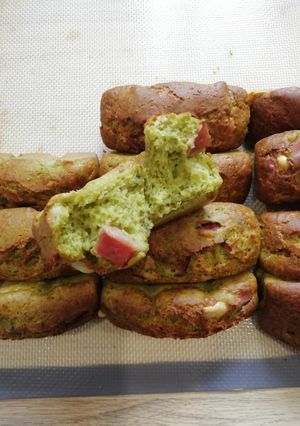 Une photo de Mini cake super moelleux au pesto / parmesan / jambon 🤤