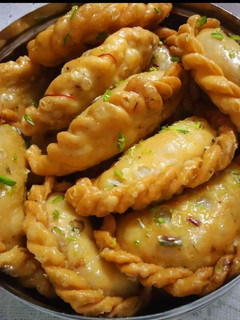 मावा गुजिया चाशनी भरी(Mawa Gujiya Dipped in Sugar Syrup recipe in hindi) रेसिपी मुख्य फोटो