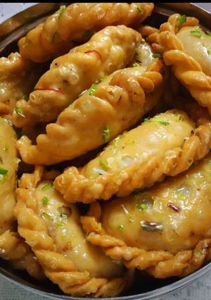 मावा गुजिया चाशनी भरी(Mawa Gujiya Dipped in Sugar Syrup recipe in hindi) रेसिपी मुख्य फोटो