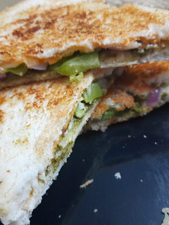 ચીઝ સેન્ડવીચ (Cheese Sandwich Recipe In Gujarati) રેસીપી મુખ્ય ફોટો