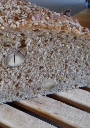 Une photo de Pain noisettes, épeautre, lin, sans pétrissage