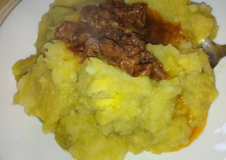 Mashed bananas with beef stew