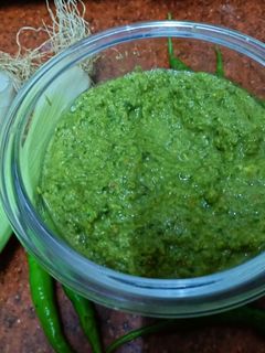 धनिया हरी प्याज़ चटनी (dhaniya hari pyaz chutney recipe in Hindi) रेसिपी मुख्य फोटो