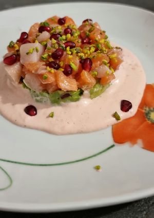 Foto di Tartar salmone e spada,con avocado,melograno,maionese di fragole
