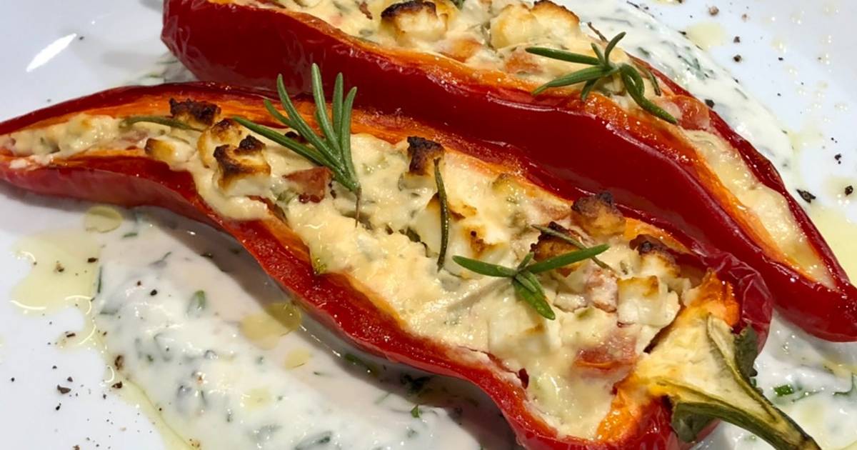 Перцы запеченные с брынзой в духовке. Перец запеченный с брынзой. Печеный перец с брынзой. Печеный перец с брынзой. Перец романо с брынзой.