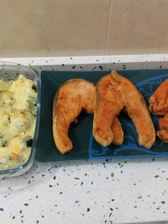 Una foto de Salmón frito con brócolis gratinados
