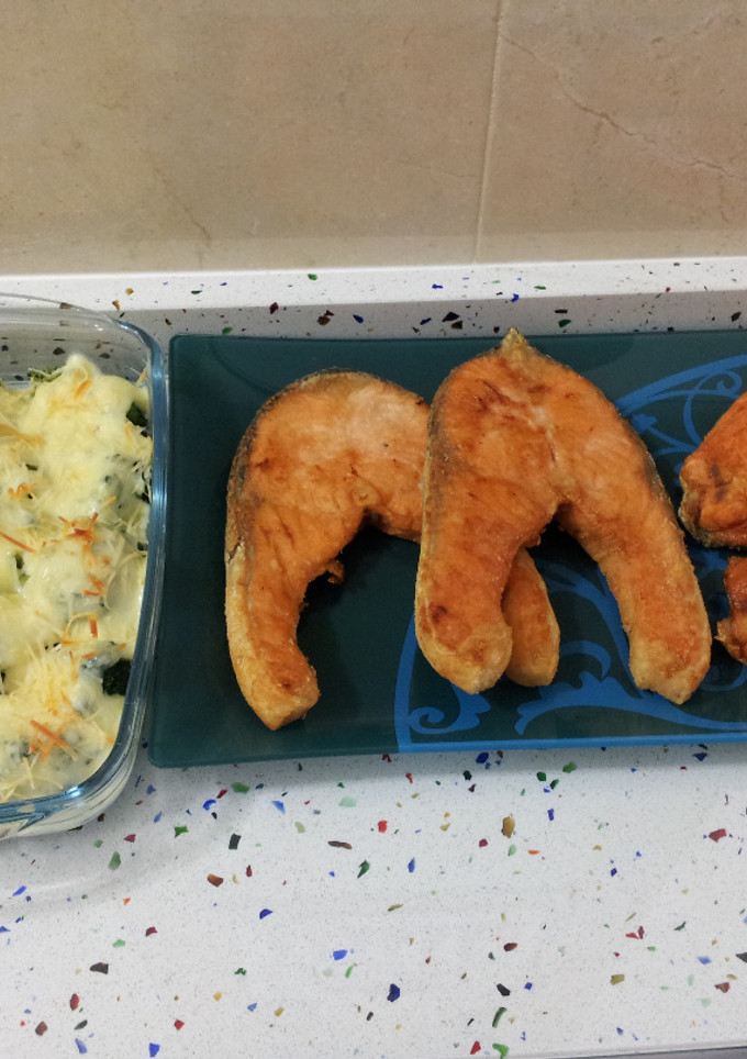 Una foto de Salmón frito con brócolis gratinados