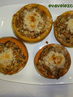 Una foto de Calabaza rellena de verduras y tofu