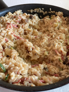 Una foto de Risotto de setas, calabacín y jamón