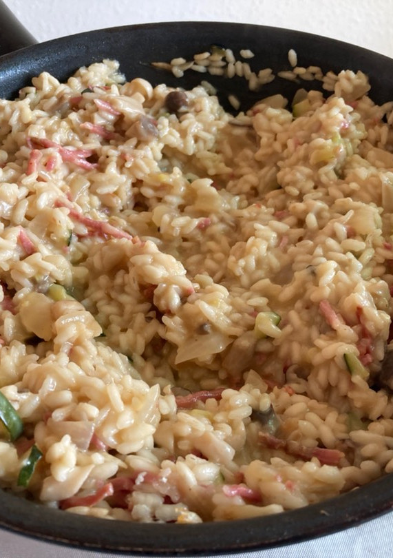 Una foto de Risotto de setas, calabacín y jamón