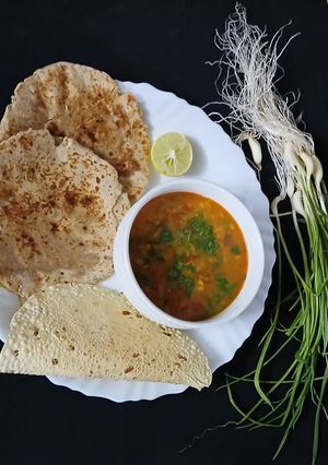 हरा लहसुन तड़का दाल रेसिपी मुख्य फोटो