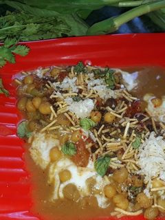 आलू टिक्की चाट (Aloo Tikki chaat recipe in Hindi) रेसिपी मुख्य फोटो