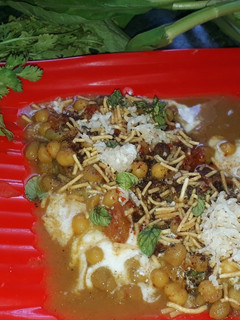 आलू टिक्की चाट (Aloo Tikki chaat recipe in Hindi) रेसिपी मुख्य फोटो