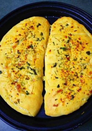 চিজী গার্লিক ব্রেড (Cheesy garlic bread recipe in Bengali) রেসিপির প্রধান ছবি