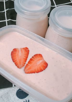 Hình của món Kem dâu tây sữa chua KETO.