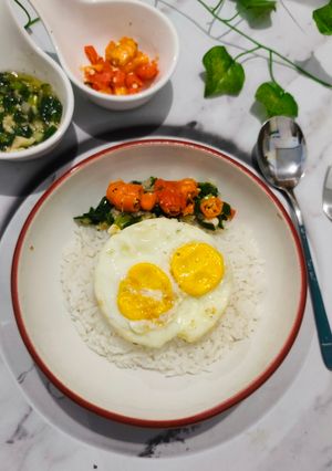 Foto resep Nasi Telur Ceplok with Scallion Oil