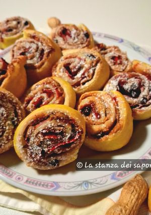 Foto di ​🍓 Girelle di sfoglia, crema di arachidi e fragole fresche 🍫