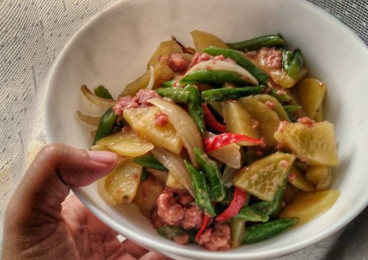 Potato Green Beans and Corned Beef Stir Fry