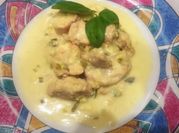 Una foto de pollo a la crema con hierbas