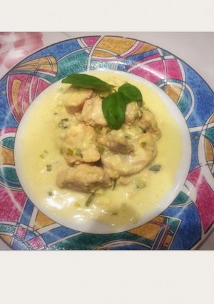 Una foto de Pollo a la crema de verdeo con albahaca súper tierno