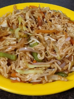 હક્કા નુડલ્સ (Hakka Noodles Recipe In Gujarati) રેસીપી મુખ્ય ફોટો