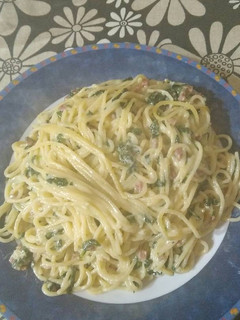 Una foto de Spaguettis con espinacas y jamón