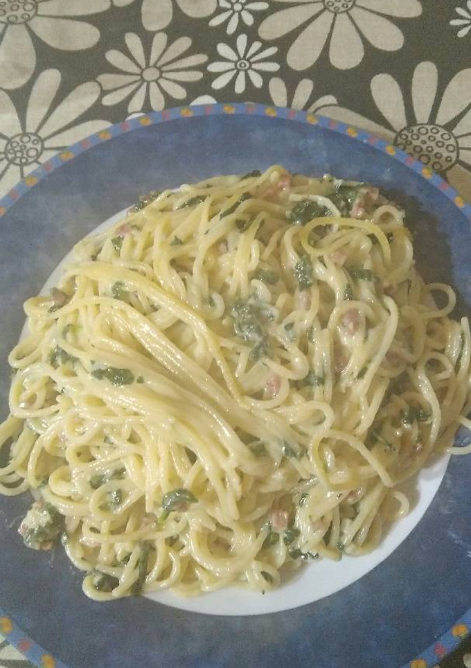 Una foto de Spaguettis con espinacas y jamón