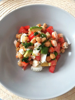 Una foto de Ensalada de garbanzos con langostinos marinados