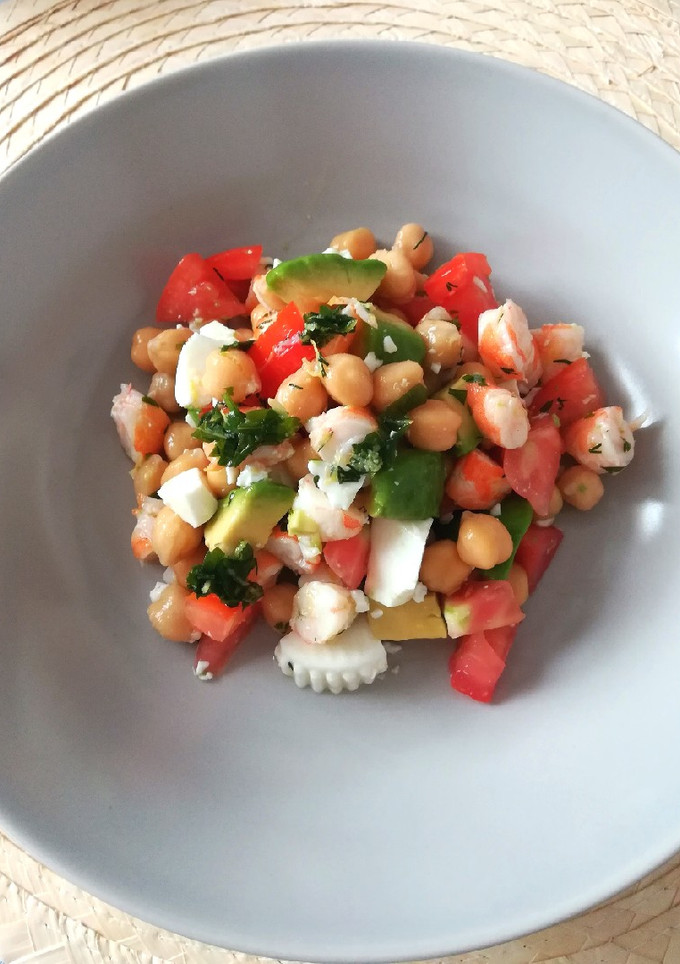 Una foto de Ensalada de garbanzos con langostinos marinados