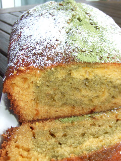 Una foto de Cake de naranja y té verde matcha