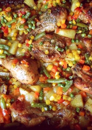 Pácolt csirkecombok burgonyával, és zöldségkörettel :) recept fotója