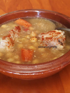 Una foto de Cocido de garbanzos con costillar de cerdo en la olla exprés