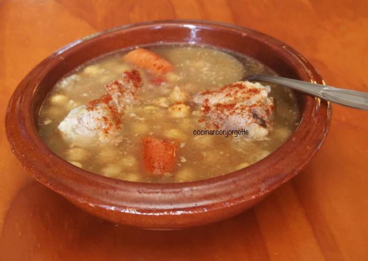 Cocido de garbanzos con costillar de cerdo en la olla ...