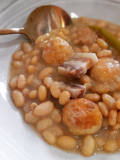 Una foto de Fessolets con panceta ibérica y minialbóndigas de pollo