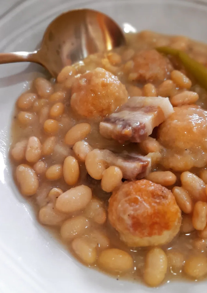 Una foto de Fessolets con panceta ibérica y minialbóndigas de pollo