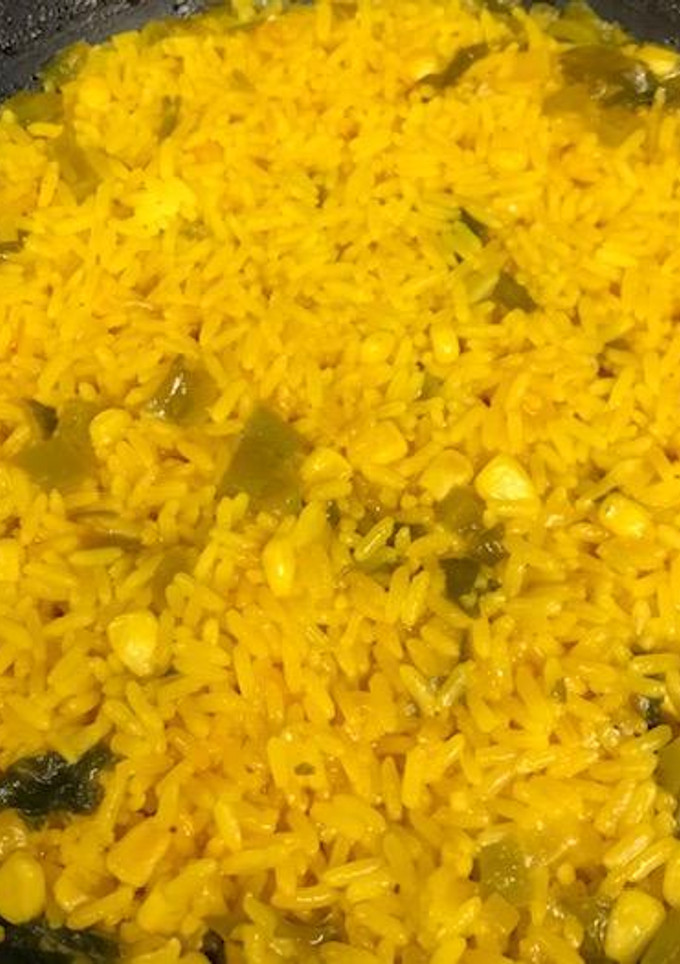 Una foto de Arroz amarillo con maíz