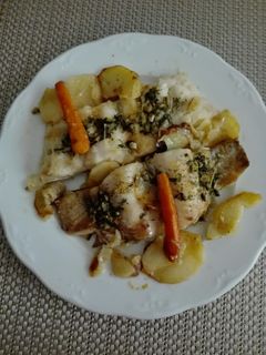 Una foto de Merluza al horno con patatas