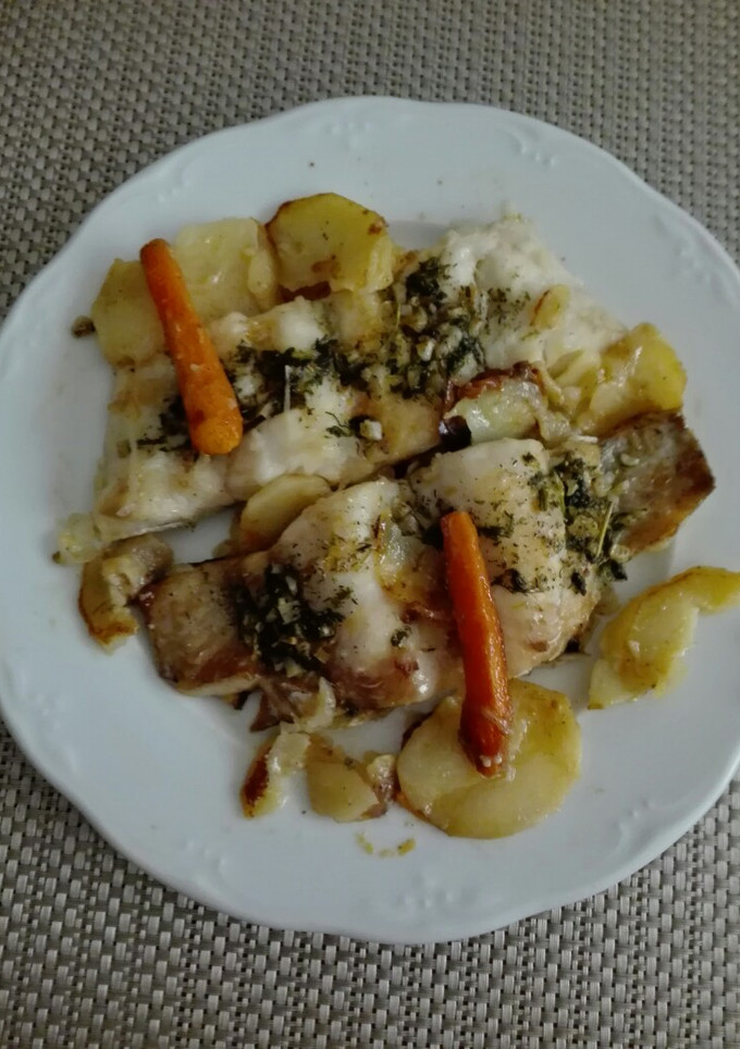 Una foto de Merluza al horno con patatas