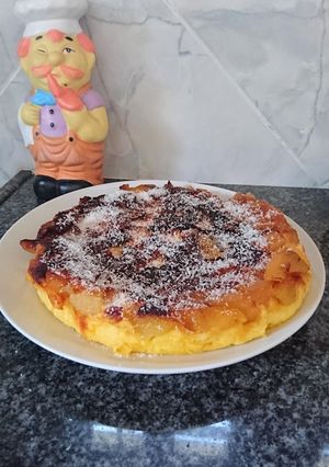 Una foto de Torta invertida de manzana sin harina, azúcar ni horno 🤗💪🍎