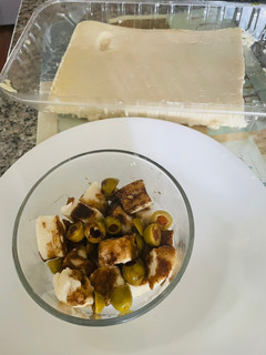 Una foto de Tofu con aceitunas, salsa de soya y aceite de ajonjolí (sésamo)