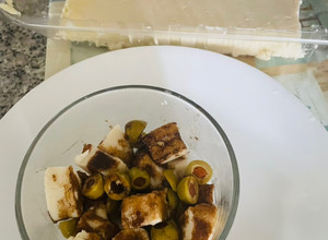 Una foto de Tofu con aceitunas, salsa de soya y aceite de ajonjolí (sésamo)