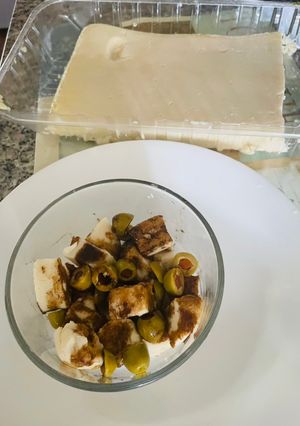 Una foto de Tofu con aceitunas, salsa de soya y aceite de ajonjolí (sésamo)