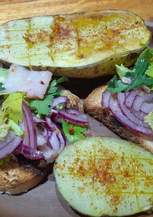 Una foto de Tostadas de ceviche con papas 🥔 rústicas al ají picante 🌶
