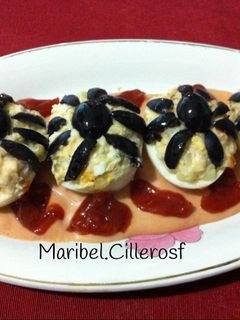 Una foto de Arañas, sobre huevos rellenos