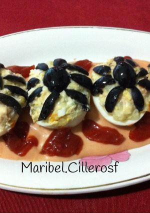 Una foto de Arañas, sobre huevos rellenos