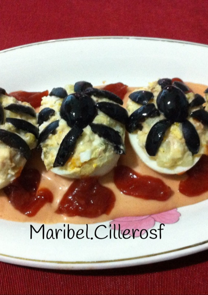 Una foto de Arañas, sobre huevos rellenos